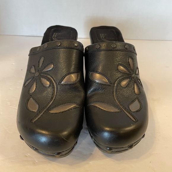 White Mountain Shoes - White Mountain Black Leather Clogs With Flower Size 7